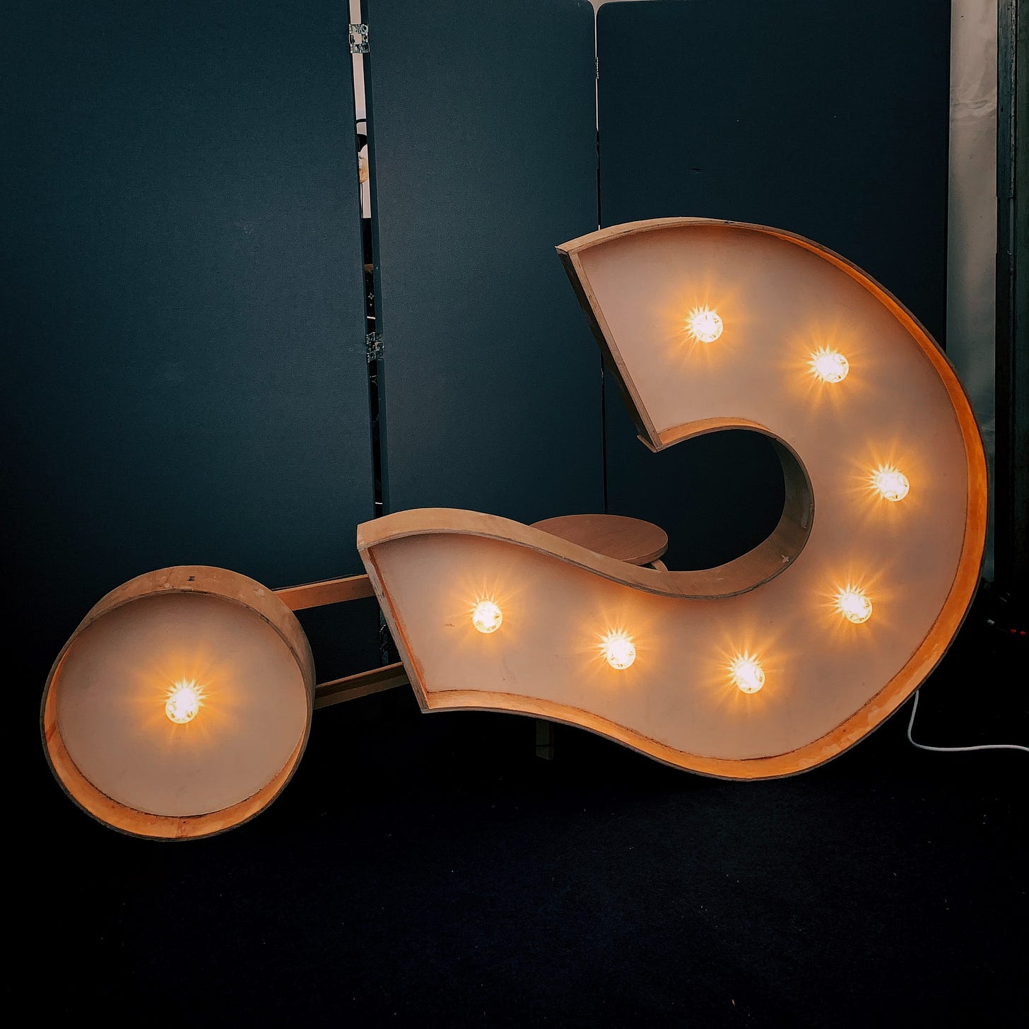 Image of a questionmark-shaped ceiling lamp.