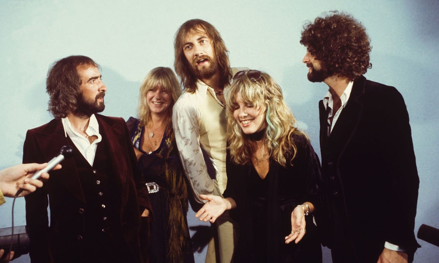 Foto dos cinco integrantes da banda Fleetwood Mac nos anos 1970.