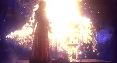 cena do filme antigo de Carrie. sua silhueta contra labaredas de fogo em cima de um palco em chamas