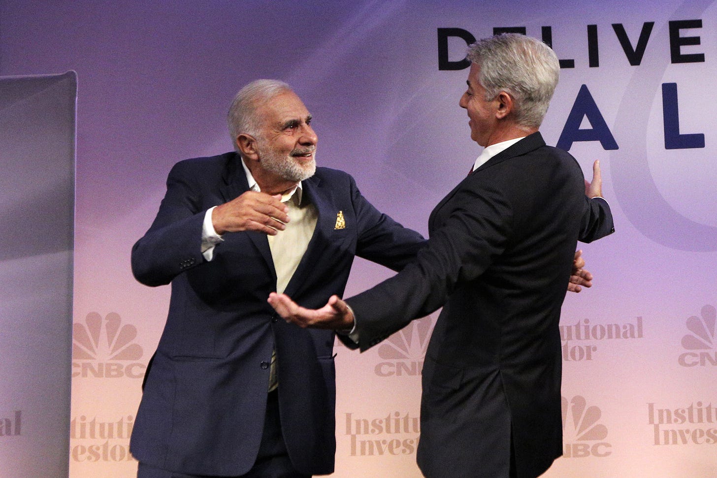 Icahn and Ackman share reconciliatory hug