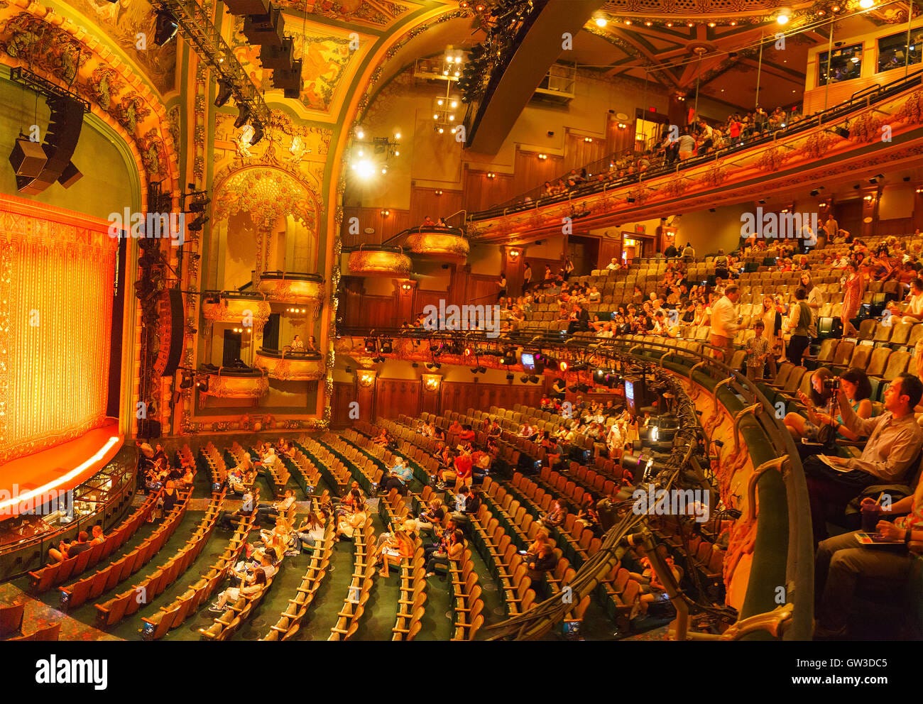 Broadway theater audience hi-res stock photography and images - Alamy