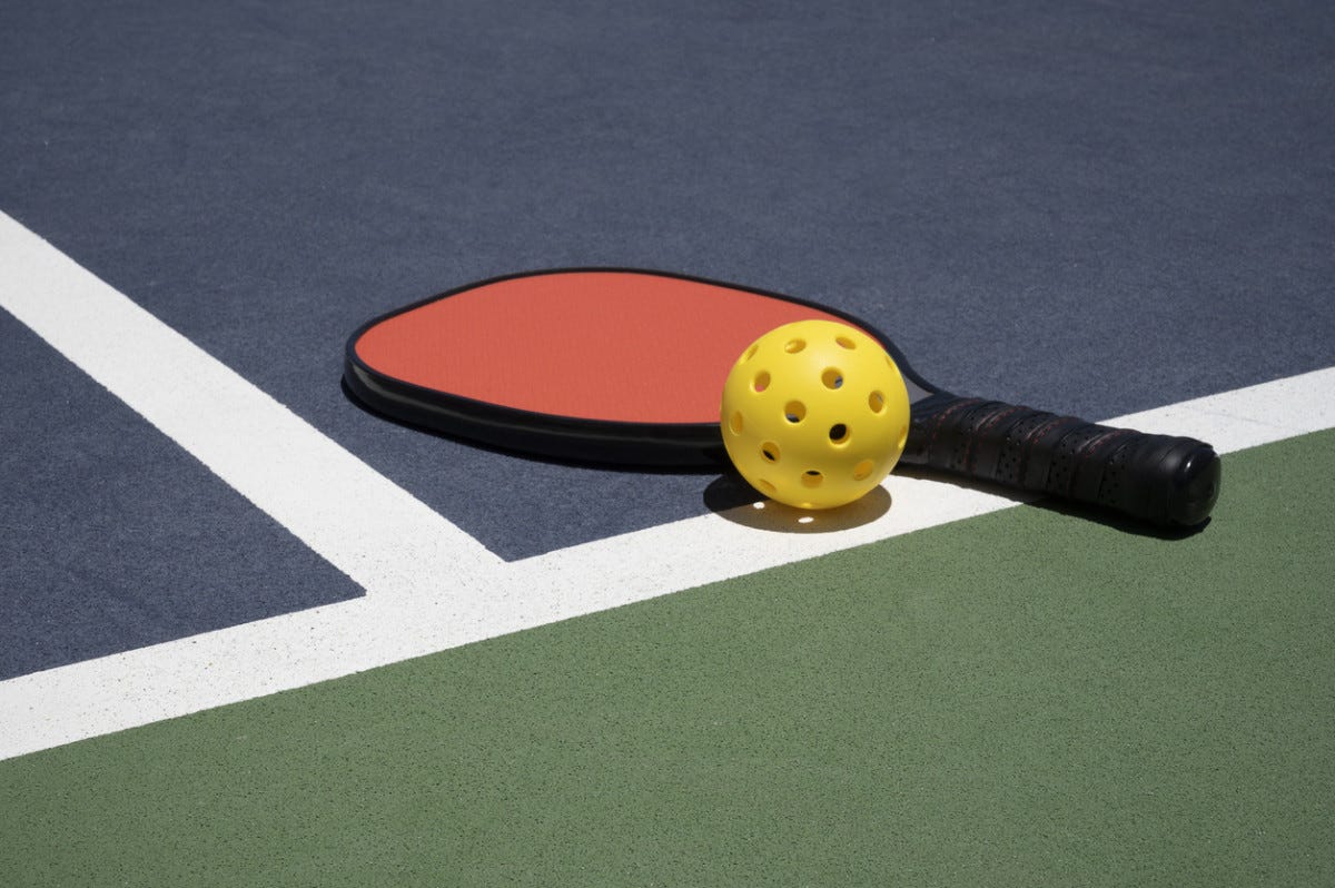 Paleta y pelota de Pickleball