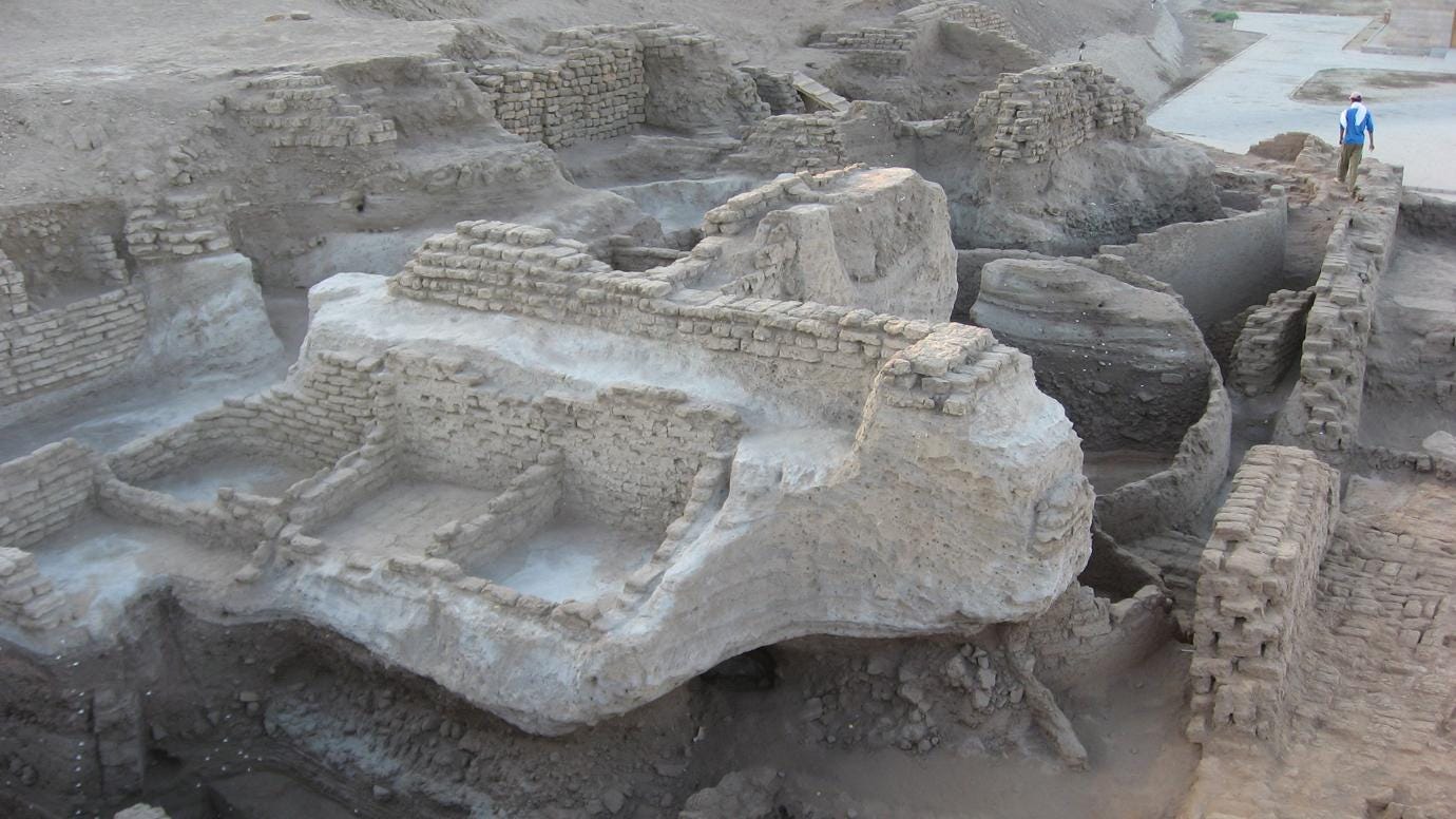 Archaeologists find silos and administration center from early Egyptian city