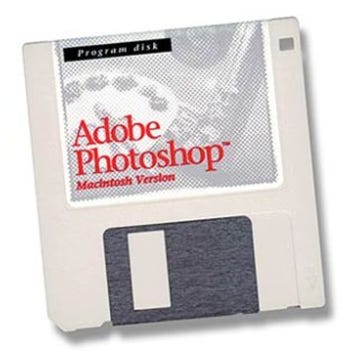 Imagem mostra disquete para instalação do programa Adobe Photoshop em computadores. No disquete, está escrito: “Program disk. Adobe photoshop ™. Macintosh Version” (“Disco de software. Adobe Photoshop. Versão para Macintosh”).