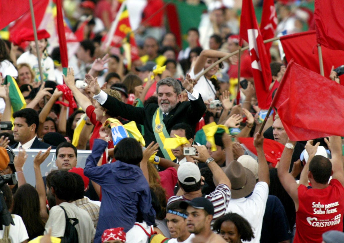 Houve, sim, bandeiras do Brasil na posse de Lula em 2003