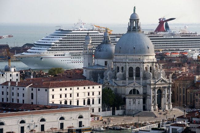 cruiseliner in Venice