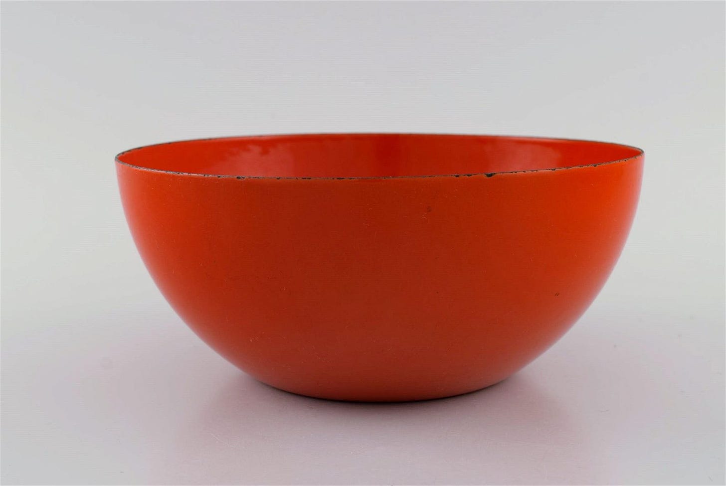 Kaj Franck (1911-1989) for Finel. Red bowl in enamelled metal. Finnish design, mid 20th century.