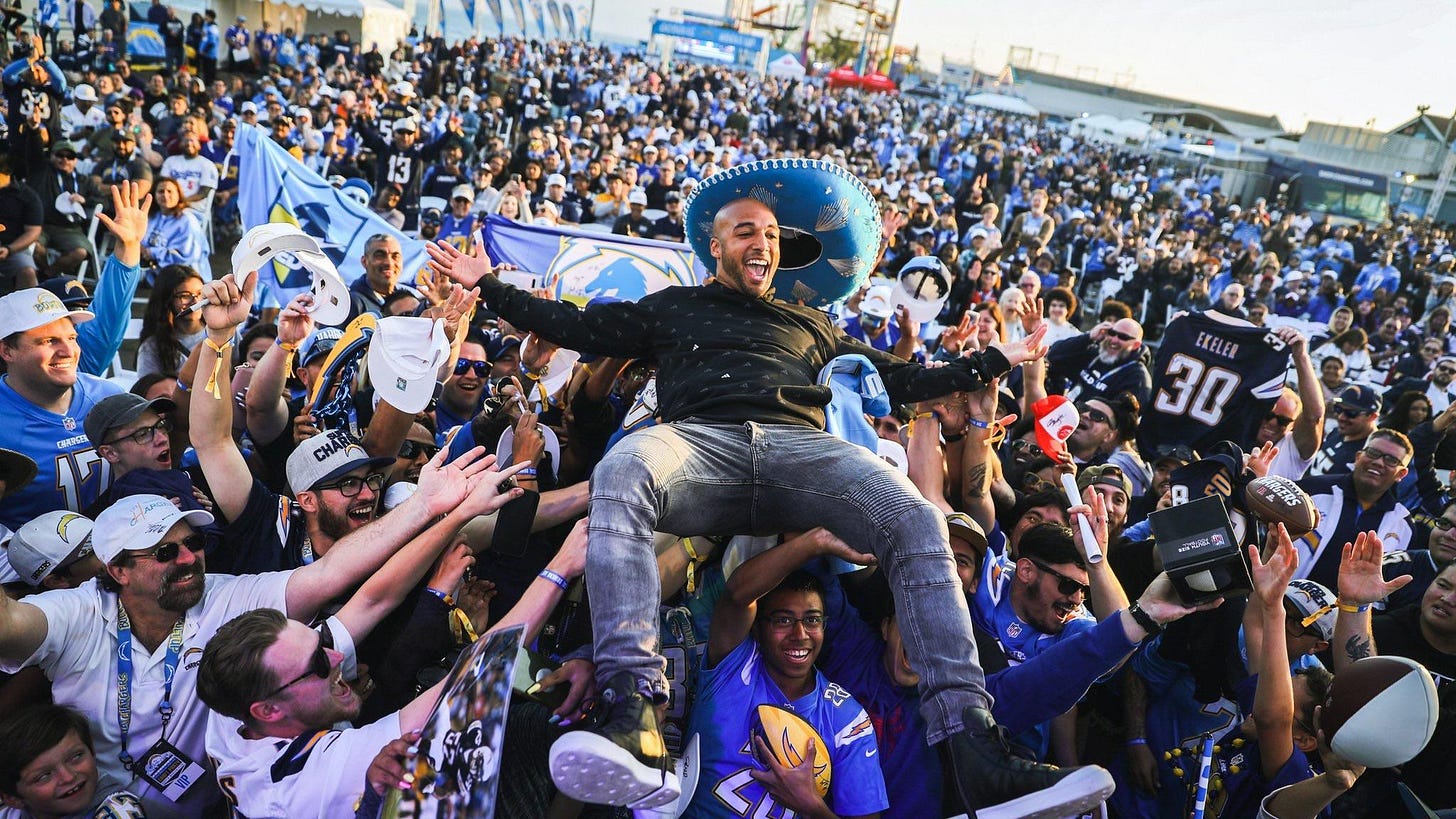 Austin Ekeler crowd surfing at the Chargers draft party! : Chargers