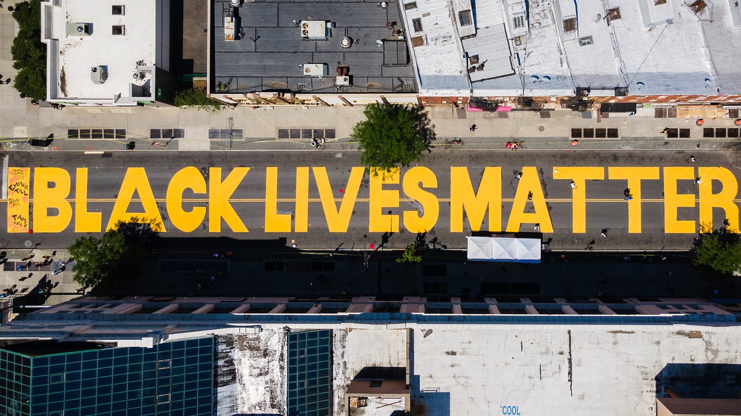 Black Lives Matter pintado na Fulton St., Brooklyn, NY, nos EUA.