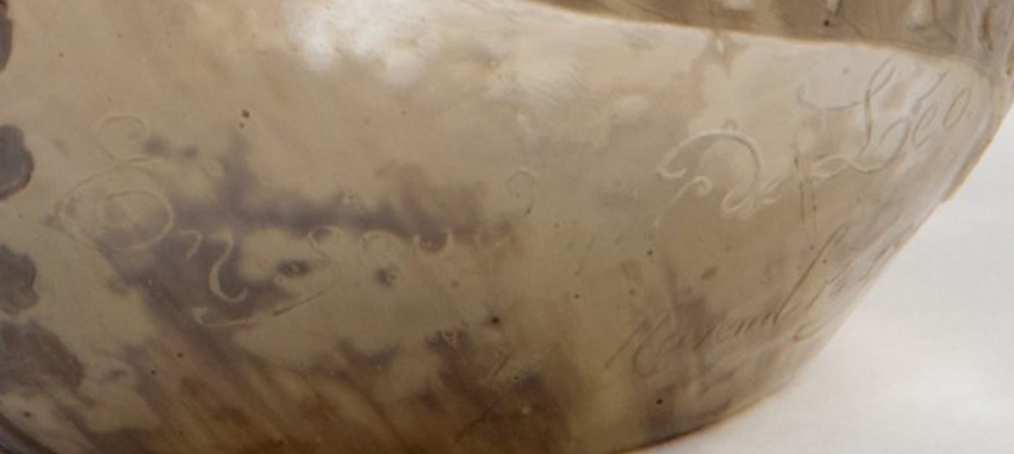 Écume de mer, inscription to the memory of Léo Keller with the date 17 November 1905, etched on the lower part of the vase's body (©QUITTENBAUM Kunstauktionen GmbH, 2021 München).