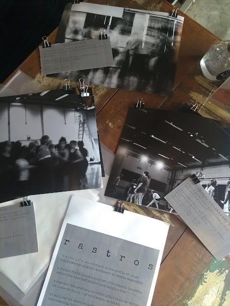 Foto feito de cima de uma mesa de madeira com fotografias em preto e branco espalhadas.