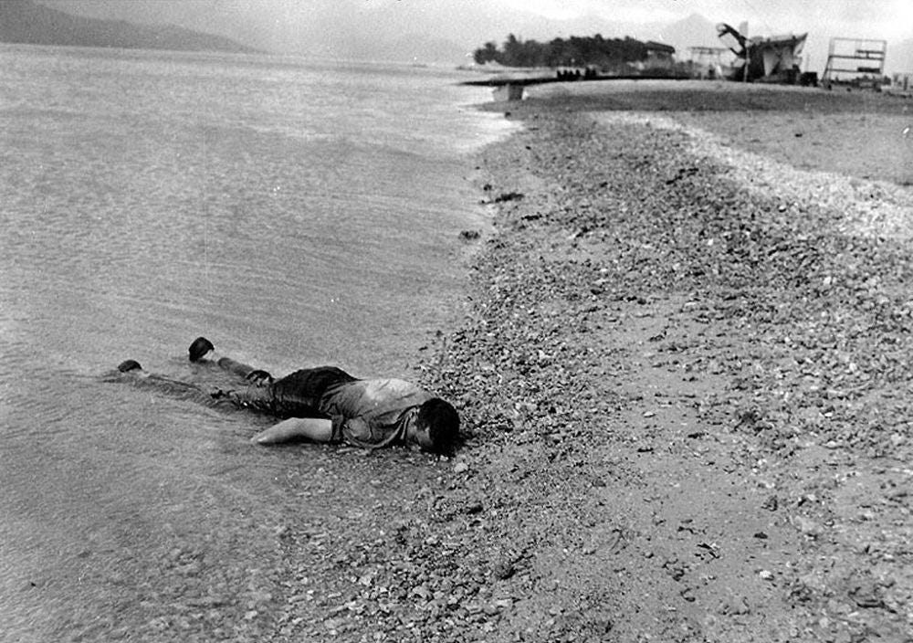 Dead U.S. sailor washed ashore at Naval Air Station, Kaneohe Bay during the  surprise attack on Pearl Harbor. December 7, 1941 [1280 x 990] : r/wwiipics