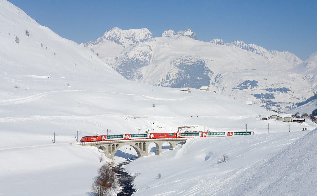 Glacier Express im Urseren-Tal