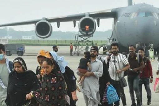 A group of people standing in front of a plane

Description automatically generated with medium confidence