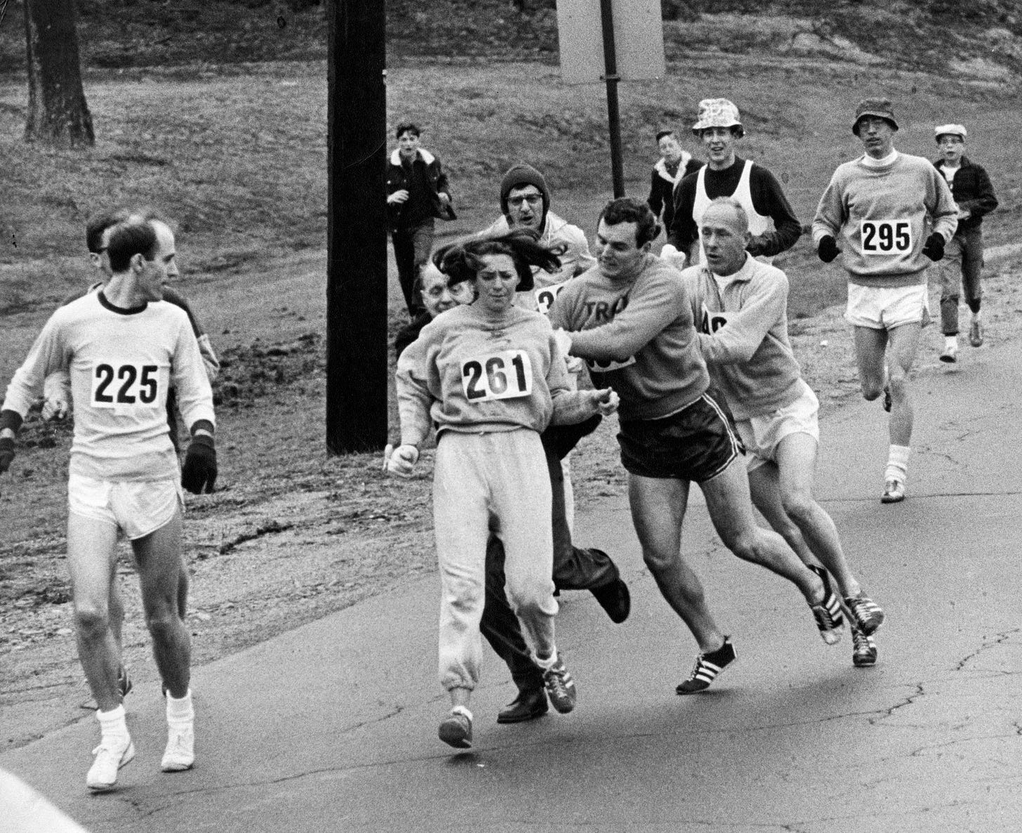 First Woman to Enter Boston Marathon Runs It Again, 50 Years Later - The  New York Times