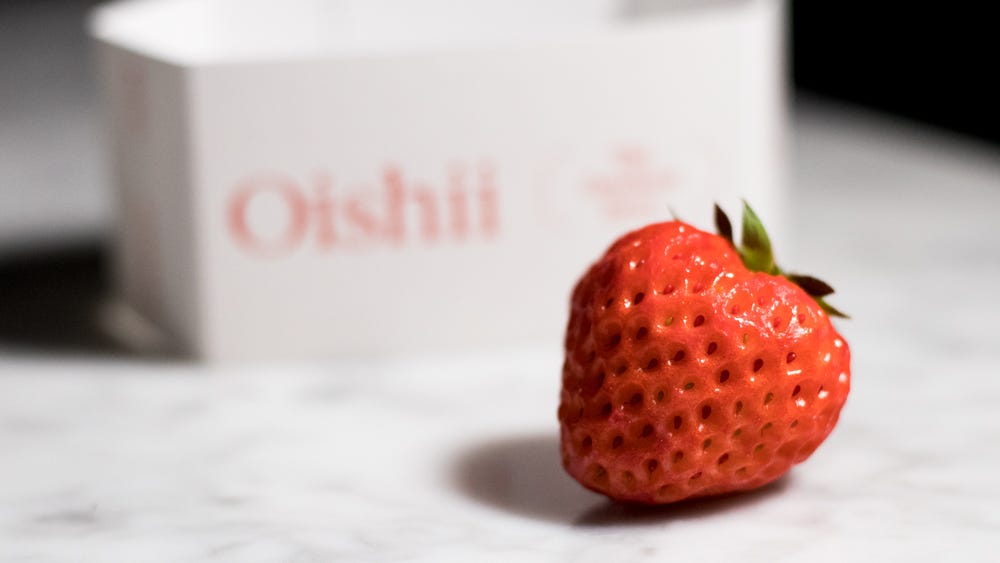 We Tried the $5 Strawberry by Oishii vs. Supermarket Berries – Robb Report