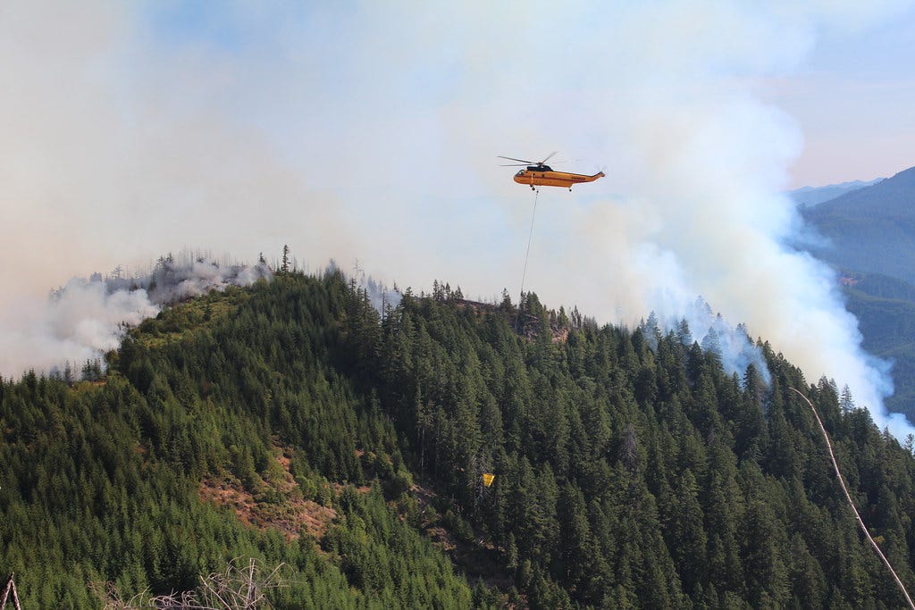 Air attack on southern Oregon wildfire -- 2015