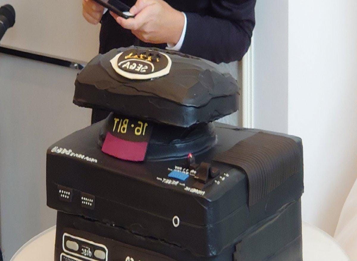 A Japanese couple, both of whom are big SEGA fans, had a very special wedding cake: in the shape of Mega Drive, the company's historic 16-bit console, with which they managed to stand up to the Nintendo console after years of unchallenged dominance with the NES. The user at NAGASE_FC3S showed the cake of his friends.
