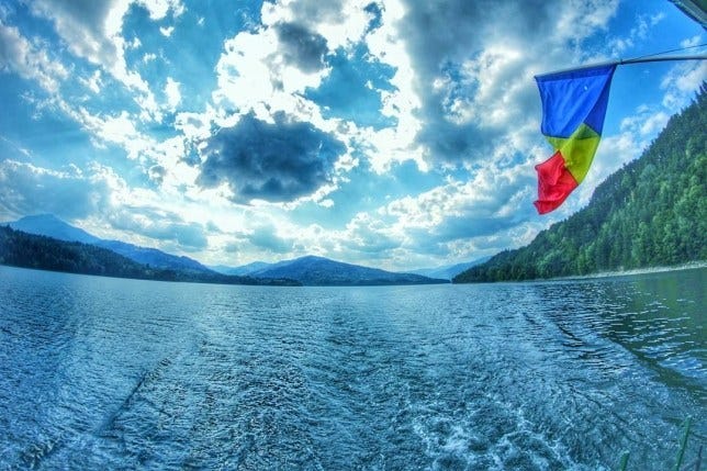 romania-flag-lake