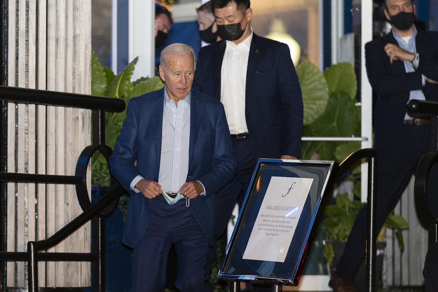 Joe Biden tidak mengenakan masker di tempat umum