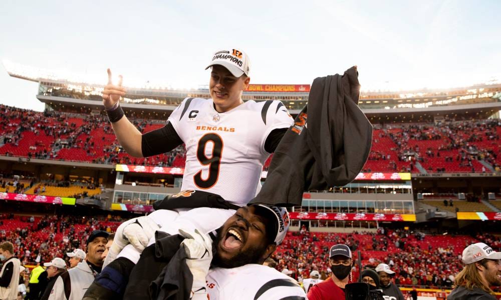 Bengals&#39; Tyler Shelvin again carries Joe Burrow off field with one arm