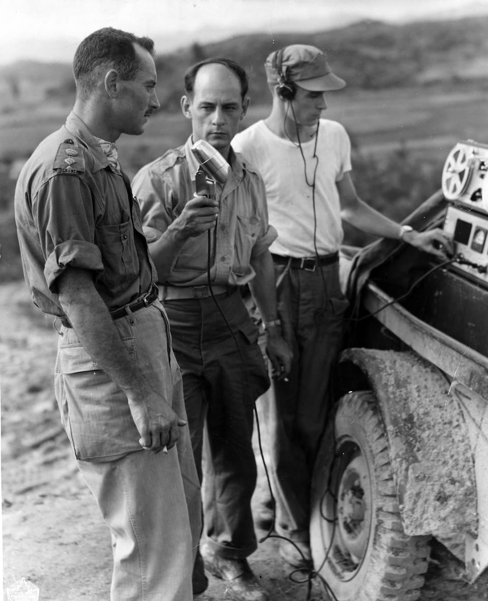 Sur le terrain en Corée, le journaliste René
Lévesque interviewe le lieutenant-colonel
Jacques Dextraze avec le technicien Norman
Eaves.