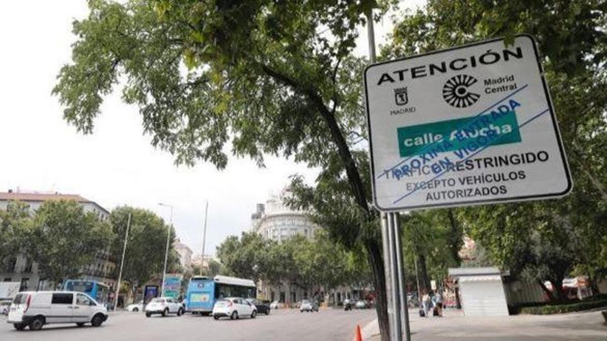 Cartel que avisa de las restricciones a la circulación en el Paseo del Prado por la normativa de la Zona de Bajas Emisiones en el distrito Centro.