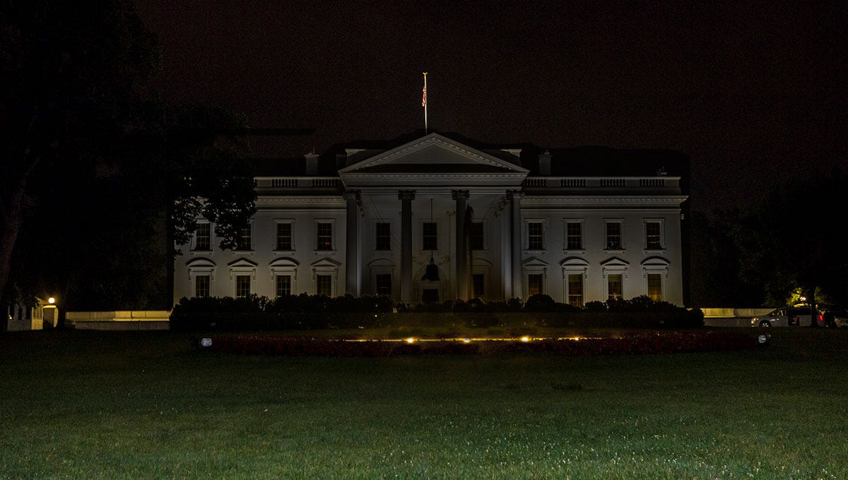 Donald Trump turns off White House lights to fool FBI agents into ...