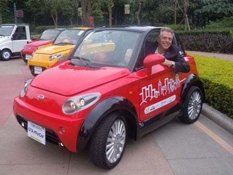 GreenTech Auto Chairman Terry McAuliffe in two-seat, all-electric MyCar. |  Araba, Otomobil