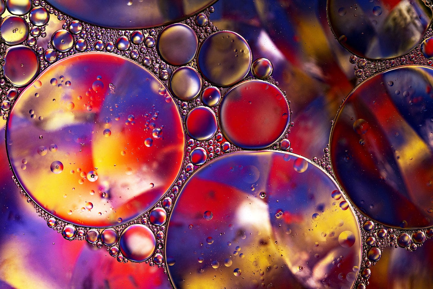 Image of fractal arrangement of bubbles for article by Larry G. Maguire