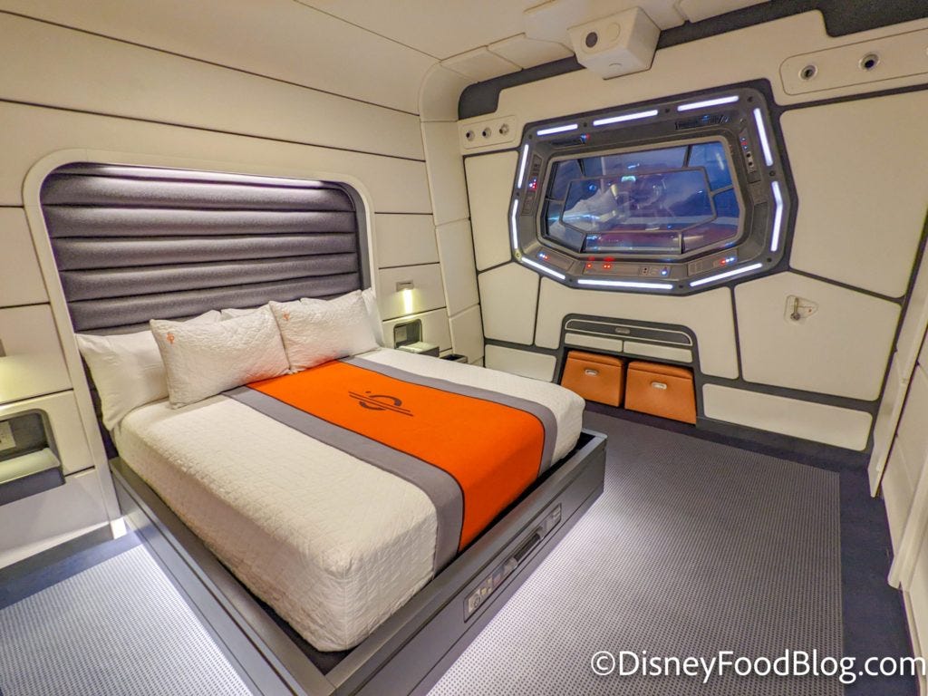 This image has an empty alt attribute; its file name is 2022-wdw-star-wars-hotel-galactic-starcruiser-media-preview-room-cabin-tour-full-31-scaled-1-1024x768.jpg