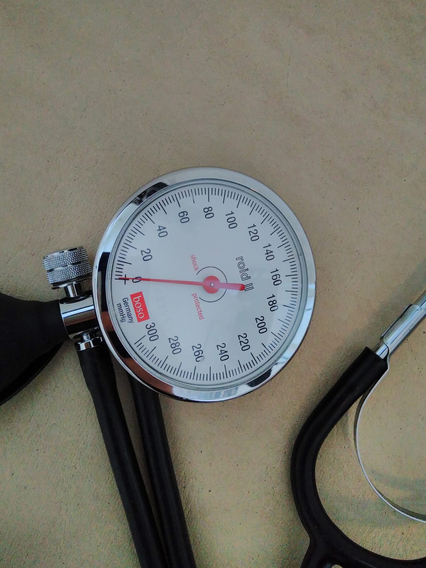 Bild zeigt Teile eines Blutdruckmessgeräts und eines Stethoskops
