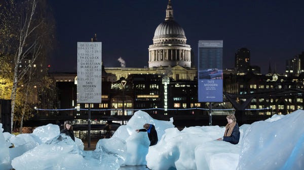 Sanatçı Olafur Eliasson'un Ice Watch, Buzul Seyri enstelasyonundan. 