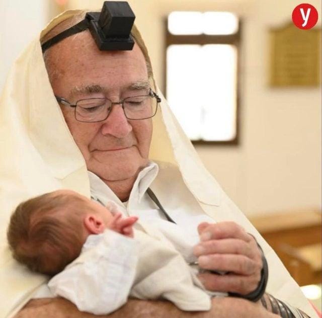 Holocaust survivor Nathan Weinberg at the bris of his 49th grandchild : r/ Judaism
