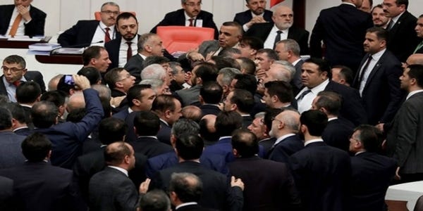 Vururuz, Yıkarız, Dökeriz Vururuz, Yıkarız, Dökeriz