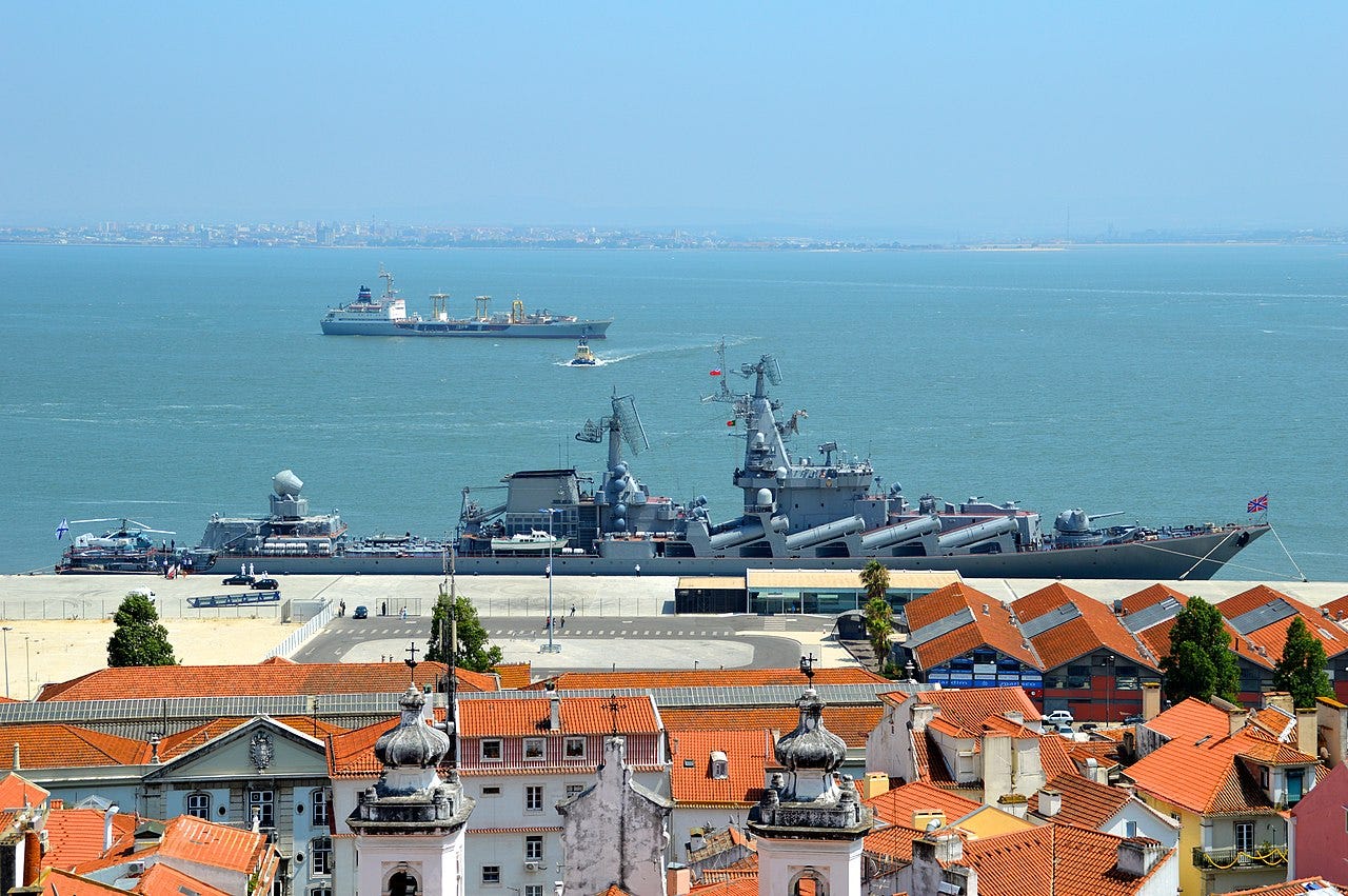 Bâteau sur le port de Lisbonne (9297354054).jpg