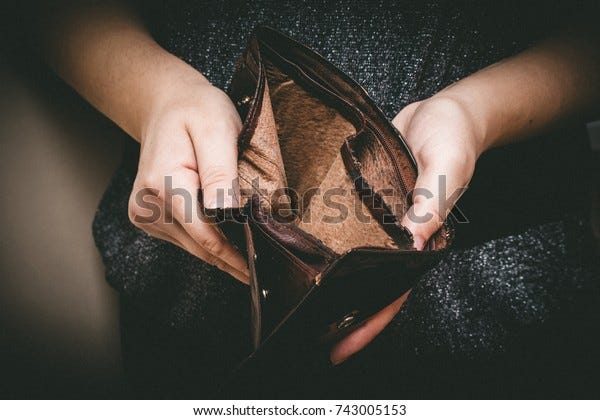 Vieux portefeuille vide dans les mains .Vintage porte-monnaie vide dans les mains des femmes . Concept de pauvreté, Retraite. Surprise