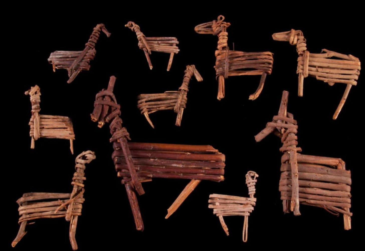 Una imagen de los muñequitos con forma de caballos hechos con ramas hace más de 2000 años
