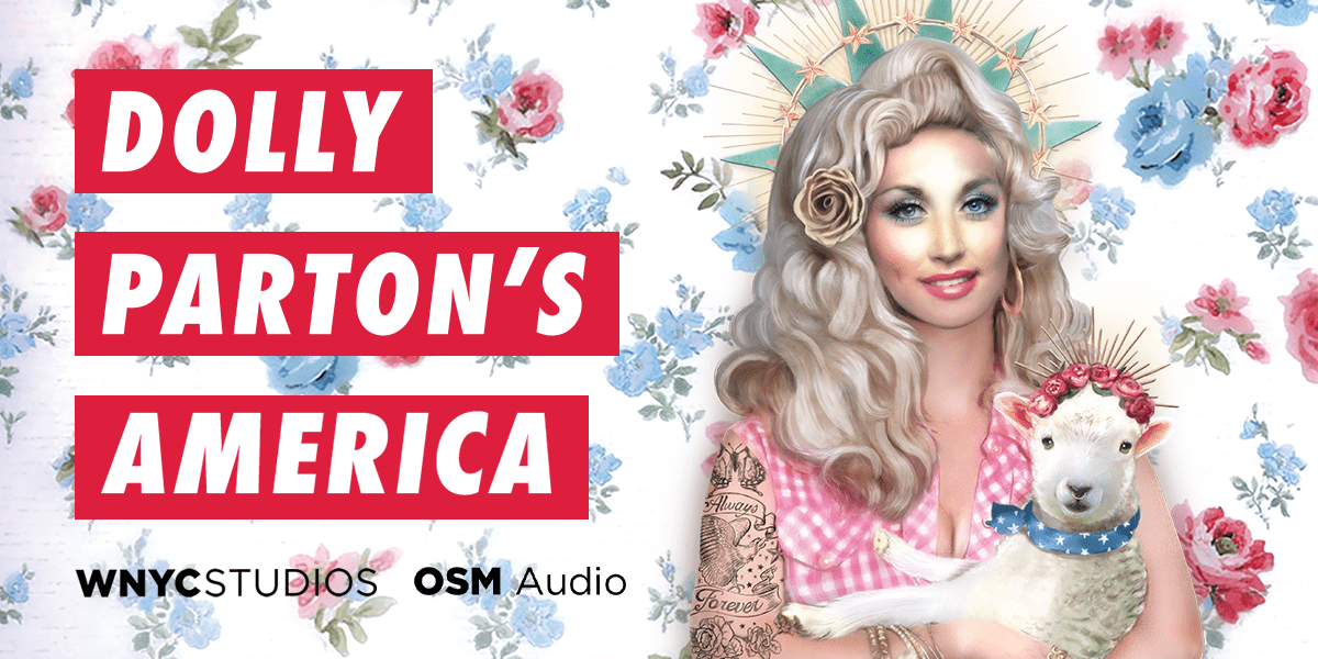 rtwork van Dolly Parton’s America. Tegen een witte achtergrond met bloemetjespatroon zie je links in rood op wit de titel en daaronder de logo’s van WNYC studios en OSM audio. Rechts zie je Dolly Parton die een lammetje vasthoudt en een aureaaltje om haar hoofd heeft.