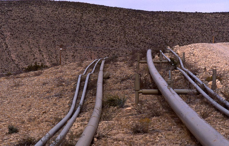 File:Oil and gas pipeline.jpg