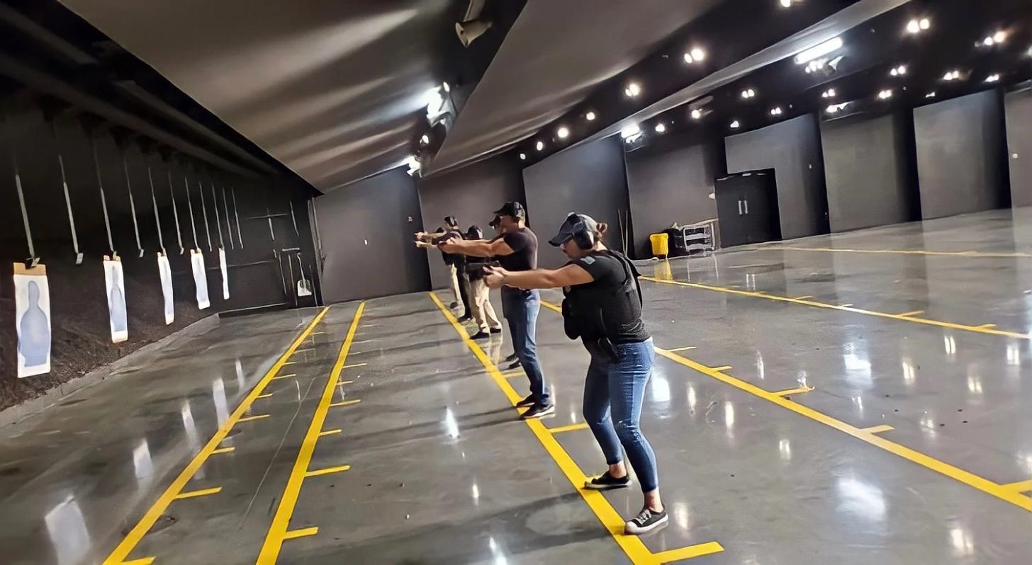 KANTOR CABANG TAMPA : Agen khusus melakukan latihan pelatihan senjata api di fasilitas pelatihan dalam ruangan.