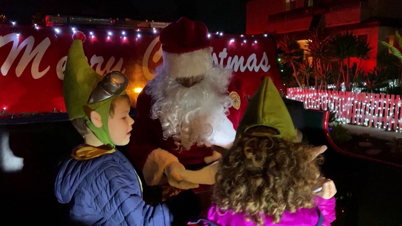Santa Visits Redondo Beach - YouTube