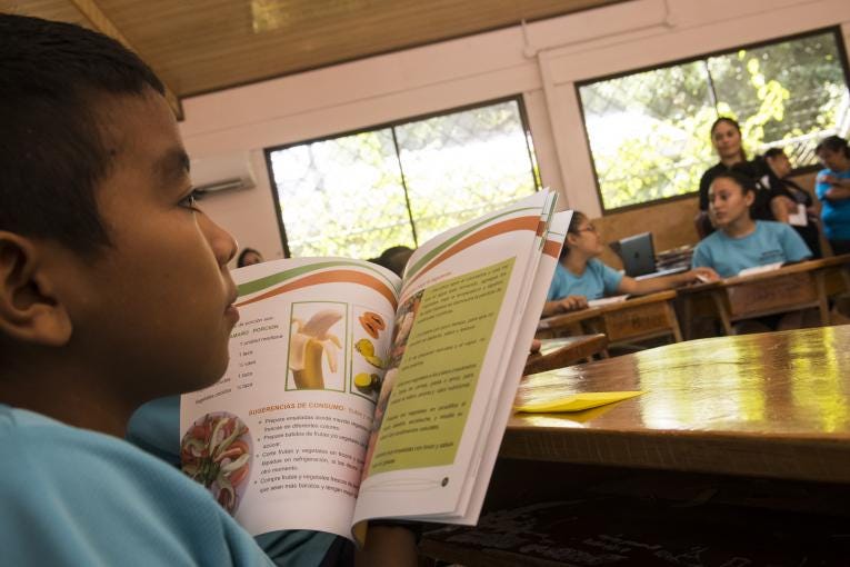Estudiante de primaria  lee un libro en Costa Rica 
