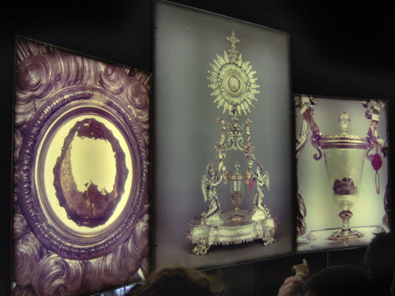 File:Eucharistic Miracle of Lanciano - rear-lighted panel - side.JPG