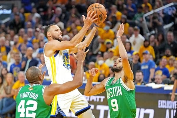 Golden State’s Stephen Curry, center, scored 14 points in the third quarter. So did Boston.