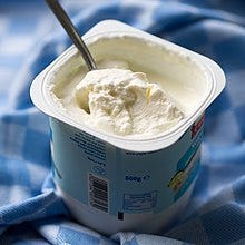 https://upload.wikimedia.org/wikipedia/commons/thumb/e/ea/Turkish_strained_yogurt.jpg/220px-Turkish_strained_yogurt.jpg