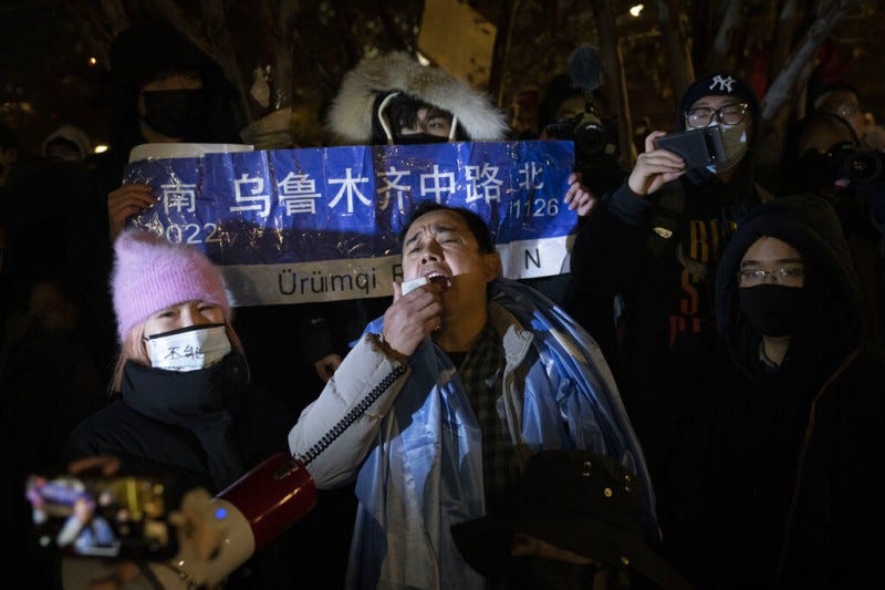2022年11月29日，中國駐紐約總領事館外有許多人聲援「白紙革命」、高呼「打倒習近平」。（美聯社）