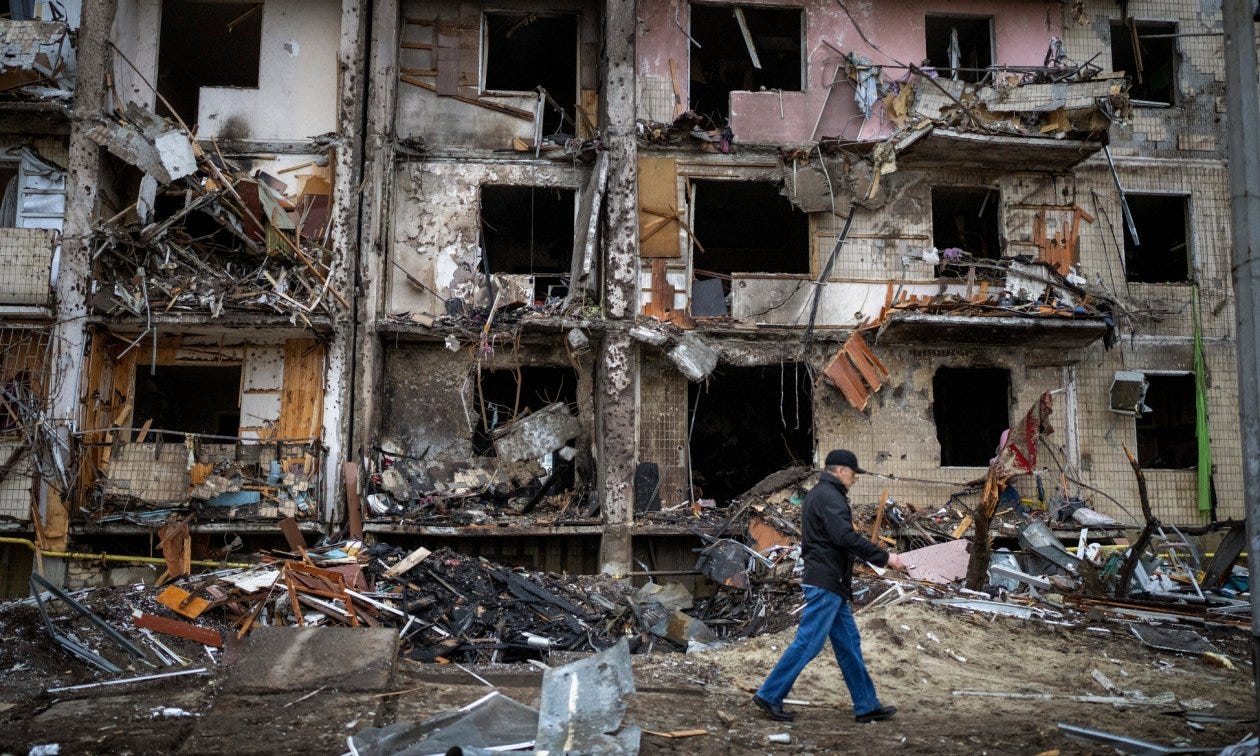 A resident in front of a destroyed building in Kyiv on February 25, 2022. (© picture alliance / ASSOCIATED PRESS / Emilio Morenatti)