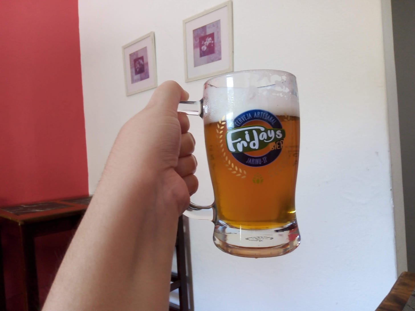 Copo de cerveja com o logotipo da Fridays Bier