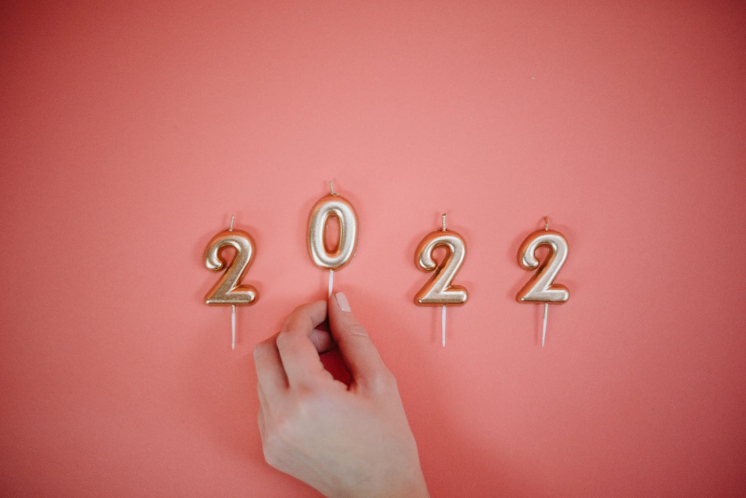 The year "2022" hanging on a red background.